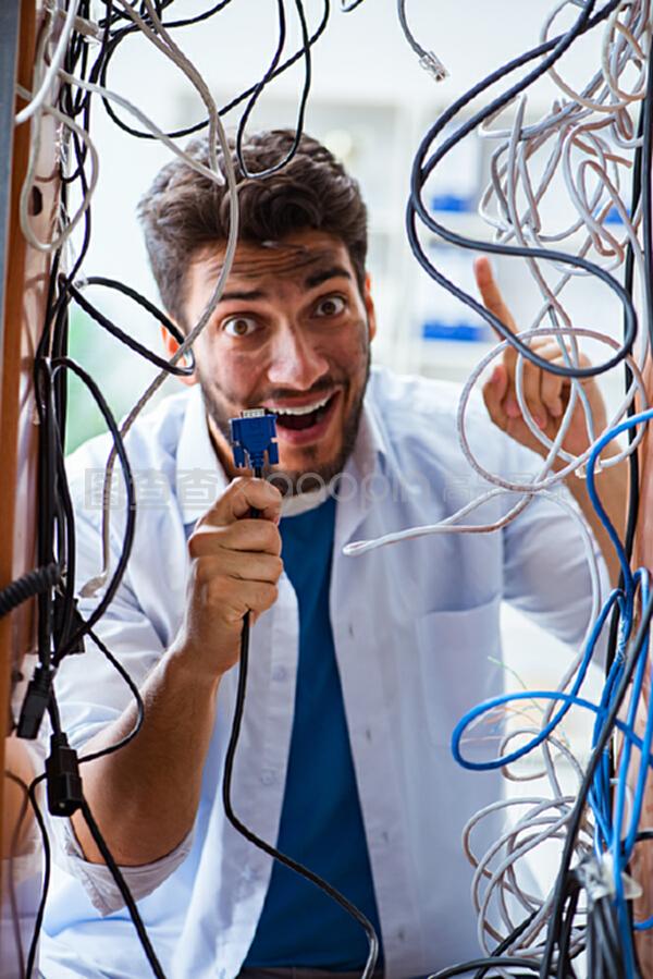 電工操作中的安全警示 修復(fù)概念中的電線時需謹(jǐn)慎